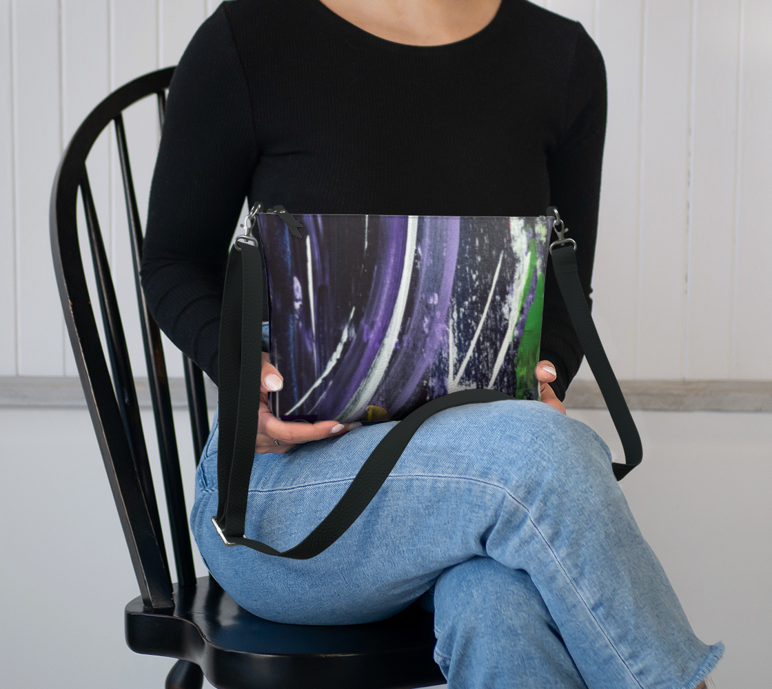 Sac à main cuir végan conçu à Montréal. Coloré et unique. Mauve noir vert et blanc